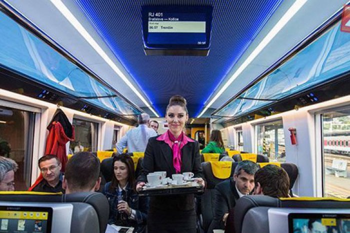Ilustračný obrázok k článku PRVÉ FOTO žltých vlakov, ktoré začnú jazdiť cez Mikuláš: Sedačky aj s dotykovými obrazovkami!