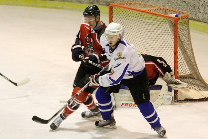 Ilustračný obrázok k článku Na úzkom ľade v Detve Gladiátori body nevybojovali: Vášne rozprúdila krvavá bitka