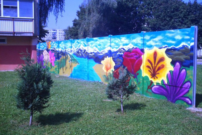 Ilustračný obrázok k článku Obyvatelia si skrášlili sídlisko: Pokochajte sa, ako dokázali zmeniť ošarpaný múr!