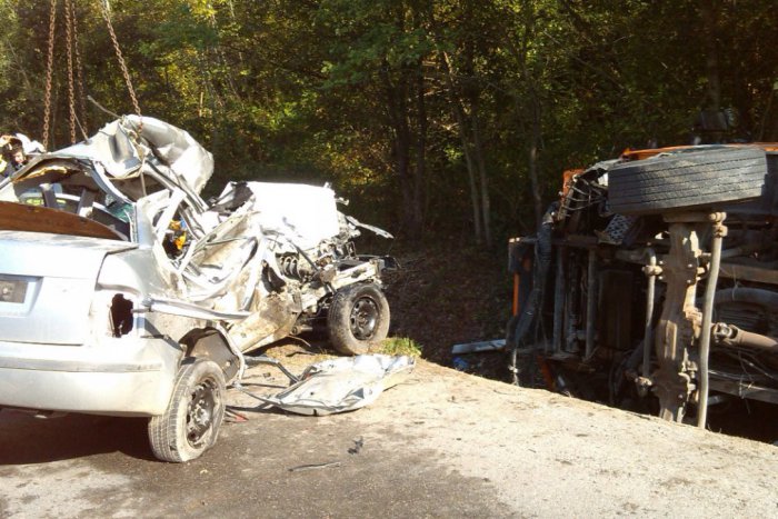 Ilustračný obrázok k článku Otrasná tragédia: Čelná zrážka nákladiaku a auta si vyžiadala dvoch mŕtvych