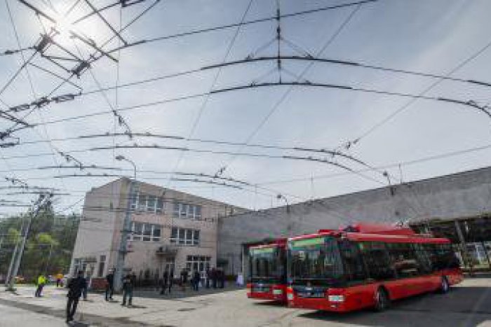 Ilustračný obrázok k článku Nové trolejbusy na bratislavských cestách už stihli pokrstiť vandali. Odviezli ste sa nimi už aj vy?