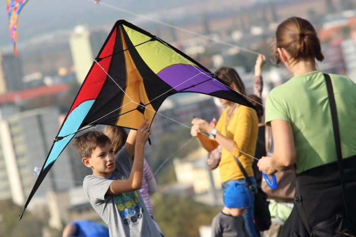 Ilustračný obrázok k článku Pestrofarebné šarkany zaplnili oblohu: Kalváriu navštívili stovky ľudí