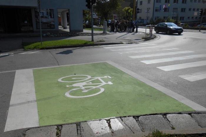 Ilustračný obrázok k článku Nové prvky v Žiline: V meste pribudli cyklopiktokoridory. Viete, čo to je a ako sa na nich správať?