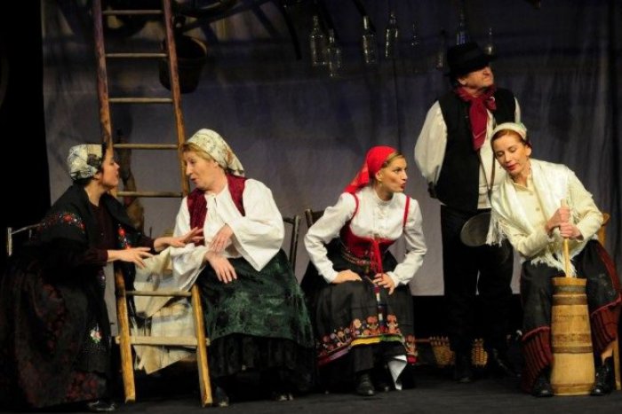 Ilustračný obrázok k článku Čaká nás originálny divadelný festival: Hry vo východoslovenskom nárečí, pozrite PROGRAM Mihaľovskych desiek