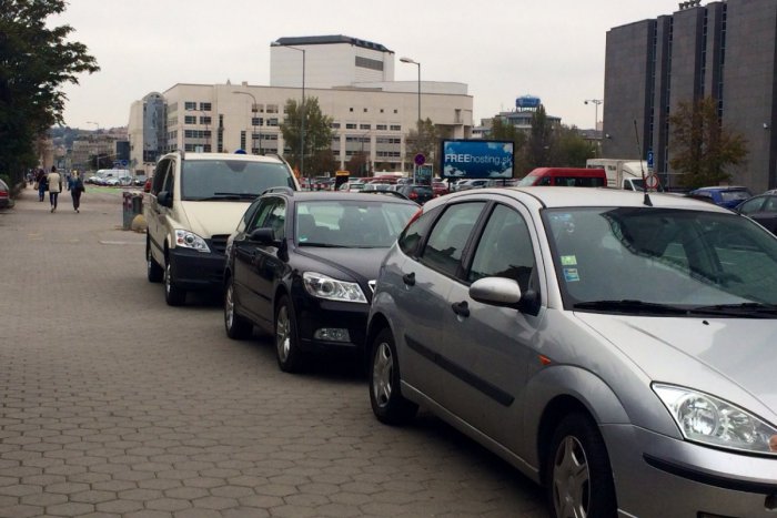 Ilustračný obrázok k článku Parkovanie, pokuty a nepolepšiteľní vodiči: 20 bratislavských ulíc, na ktorých by mala hliadkovať polícia neustále