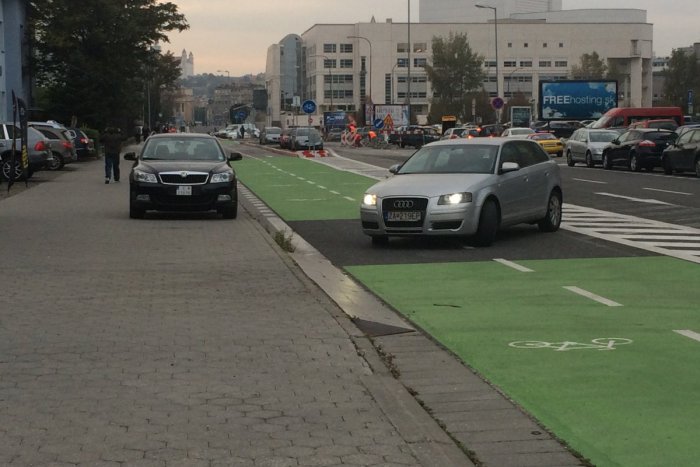 Ilustračný obrázok k článku Nová predražená cyklotrasa na Pribinovej: Autá parkujú kade-tade, pokuty pribúdajú