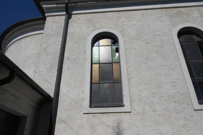 Ilustračný obrázok k článku Rozbité okná, polámané dlaždice, poškodený oltár: Kostol čelil ničivému útoku!
