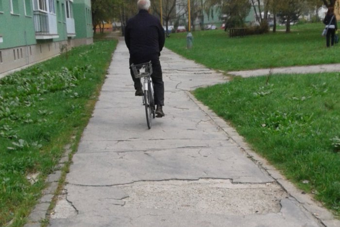 Ilustračný obrázok k článku Rozpadajúci sa chodník na Vlčincoch rozčuluje občanov: Pre radnicu majú jasný odkaz!