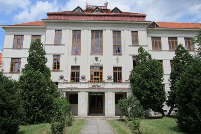 Ilustračný obrázok k článku Špičkový neurológ aj televízny moderátor... Pozrite, aké známe mená drali lavice v zlatomoraveckom gympli