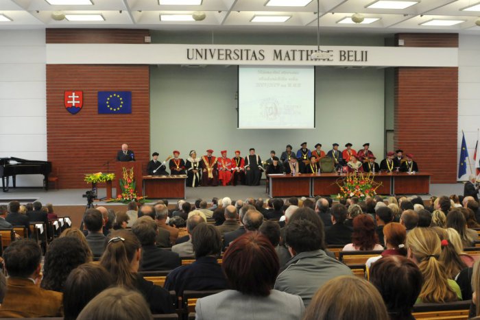 Ilustračný obrázok k článku Výsledky komplexnej akreditácie sú už zverejnené: UMB hrozí strata titulu univerzita!