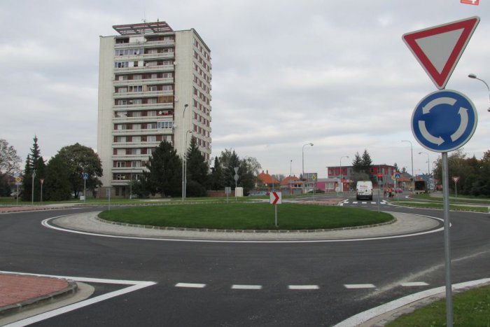 Ilustračný obrázok k článku V OBRAZOCH: Výstavba kruháča v Moravciach od začiatku stavebných prác až po ich koniec