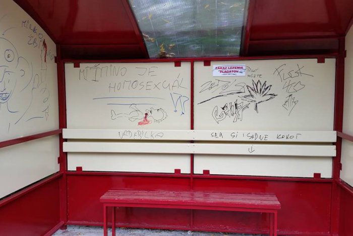 Ilustračný obrázok k článku Pomôžte nájsť vinníka vandalizmu: TAKTO niekto zničil tri dni starú zastávku!