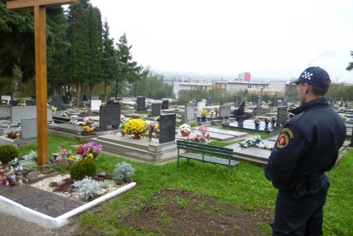 Ilustračný obrázok k článku Dušičky sa už blížia: Zvolenskí policajti budú na cintorínoch vo dne i v noci, na čo upozorňujú ľudí?