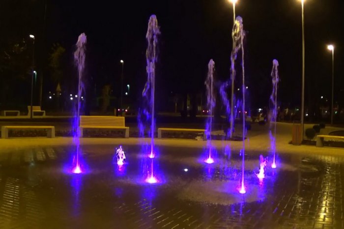 Ilustračný obrázok k článku Večerná prechádzka parkom Jednotka na VIDEU: Pozrite si v akcii novú fontánu!