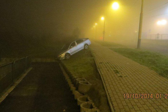 Ilustračný obrázok k článku FOTO Z MIESTA: Mladík (22) na žilinskom sídlisku nabúral do betónových zábran!