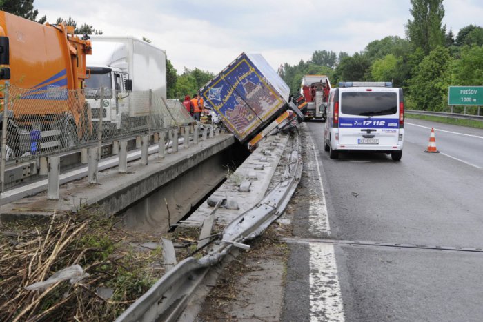 Ilustračný obrázok k článku Na diaľnici D1 medzi Bratislavou a Trnavou došlo k dopravnej nehode nákladného auta