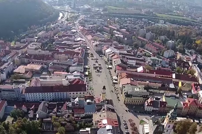 Ilustračný obrázok k článku ÚCHVATNÝ PRELET ponad mesto zachytený kamerou: Z tejto perspektívy ste Bystricu ešte nevideli
