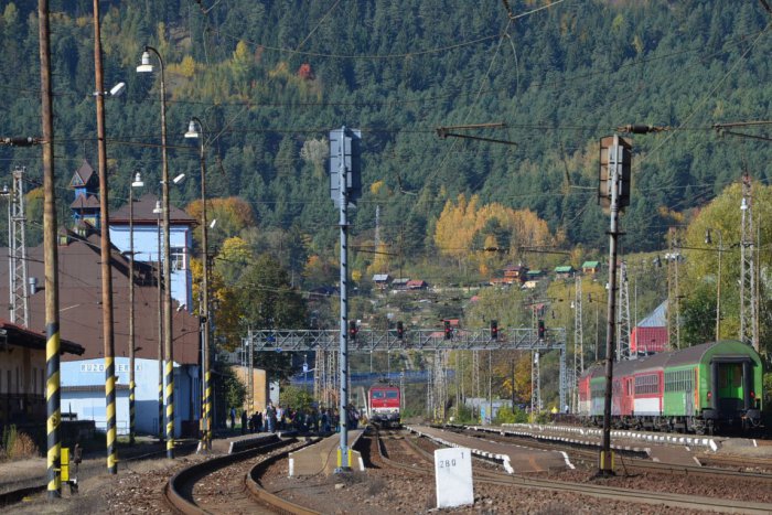 Ilustračný obrázok k článku Dušičkové sťahovanie národa: Železnice posilnia počty vlakov aj vozňov