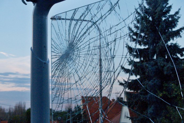 Ilustračný obrázok k článku Nový prístrešok na zastávke MHD dlho nevydržal: Aha, ako dopadol!