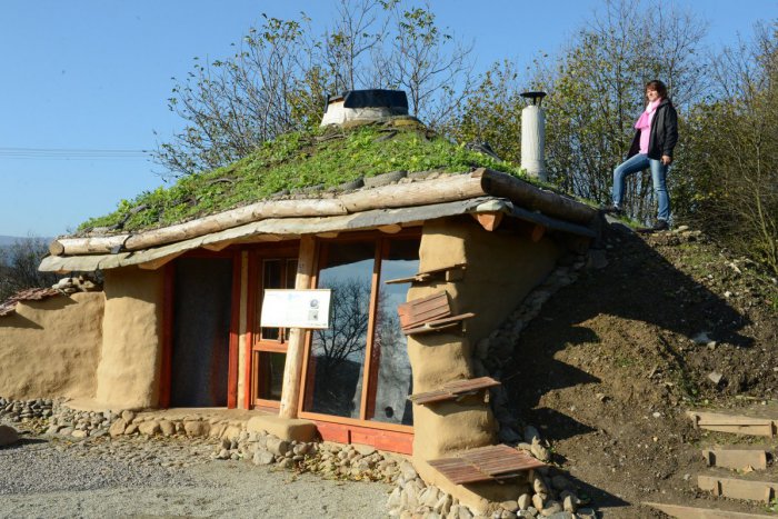 Ilustračný obrázok k článku V Družstevnej pri Hornáde pribudol Hobití dom: Nevšednú stavbu postavili z odpadového materiálu