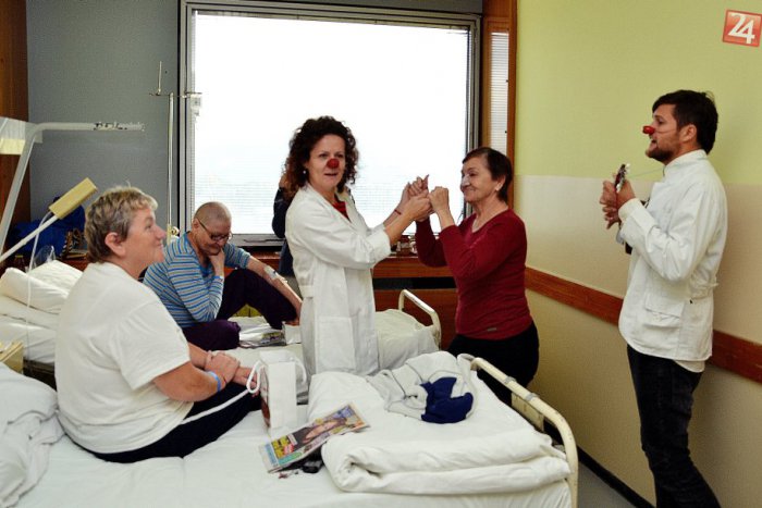 Ilustračný obrázok k článku Na bystrickú onkológiu zavítala veselá návšteva: Zdravotní klauni priniesli pacientom špeciálny liek