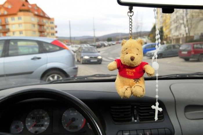 Ilustračný obrázok k článku Auto mladíka v Prešove terčom šokujúceho útoku: Kopy do čelného skla, skoky po streche!