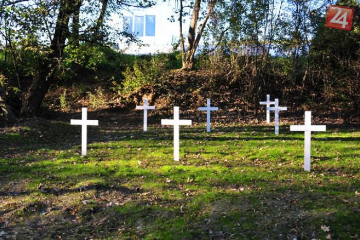 Ilustračný obrázok k článku Mesto plánuje obnoviť hroby na bystrickom cintoríne: Na niektorých už pribudli biele kríže