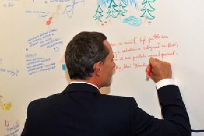 Ilustračný obrázok k článku Ostrá kampaň: Procházka: Smerácka nadutosť prekračuje medze