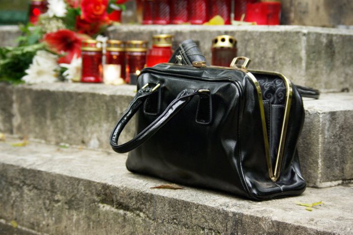 Ilustračný obrázok k článku Policajti dohliadnu na poriadok počas dušičiek aj v našom kraji: Chodcom i cyklistom budú rozdávať reflexné prvky