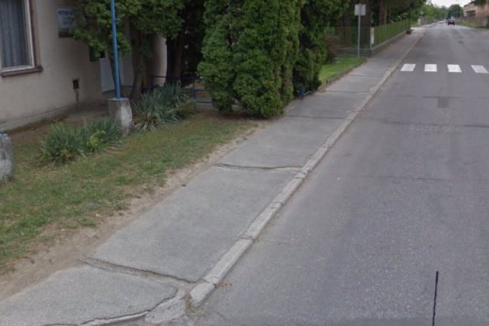 Ilustračný obrázok k článku Zlý stav chodníka na Lipovej ulici: Na opravu nezvyšujú peniaze!