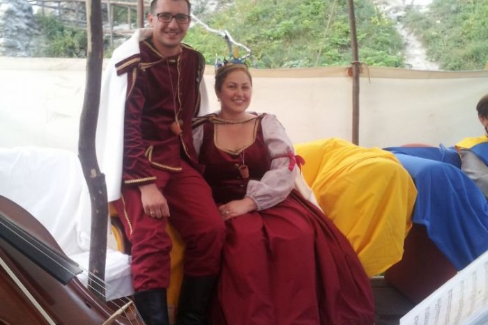 Ilustračný obrázok k článku Svadobná zábava na Vinianskom hrade OBRAZOM: Nechýbali dobové kostýmy  i sláčikové kvarteto
