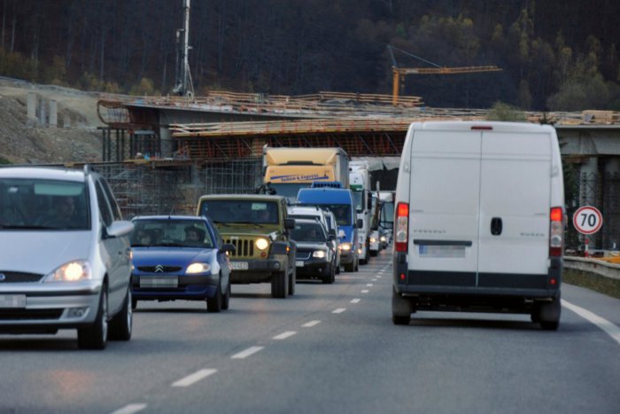 Ilustračný obrázok k článku Policajti upozorňujú na zásadné obmedzenie premávky na TEJTO ceste: Cez dušičky sa môžu tvoriť kolóny!