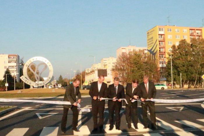 Ilustračný obrázok k článku V Michalovciach jazdíme už oficiálne po novom: Slávnostne otvorili najväčší kruháč v meste! FOTO