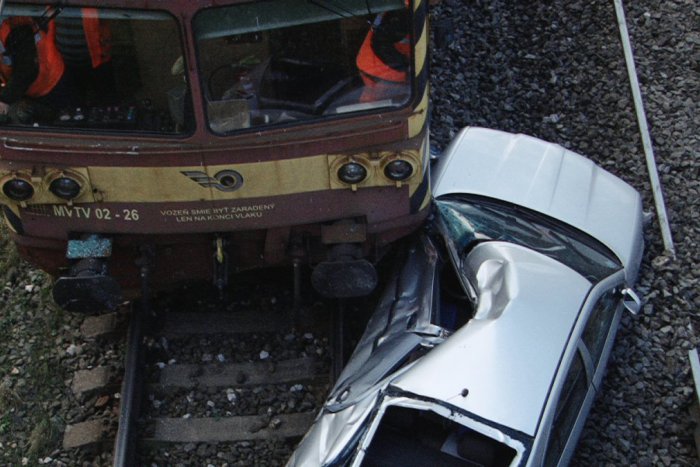 Ilustračný obrázok k článku Mrazivá udalosť na železnici: Pred idúci vlak sa z kopca zrútilo osobné auto!
