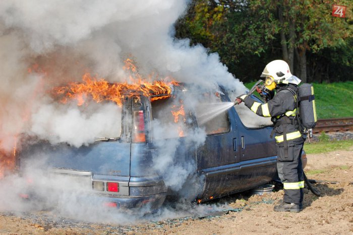 Ilustračný obrázok k článku Požiar pri nehode vlaku a piatich áut: Hasiči mali taktické cvičenie