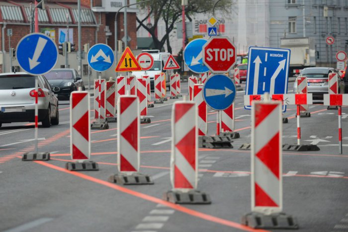 Ilustračný obrázok k článku Dopravným obmedzeniam sa nevyhnú Bratislavčania ani v lete