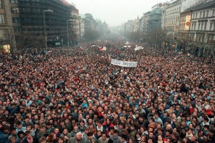 Ilustračný obrázok k článku SÚŤAŽ pre pamätníkov novembra 1989: Podeľte sa s nami o svoje spomienky a vyhrajte knihy o Prešove!