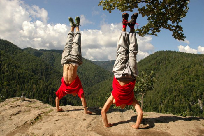 Ilustračný obrázok k článku Týmto mladíkom odvaha nechýba: V rámci svojho hobby sa prechádzajú aj po zábradlí nad Hornádom!