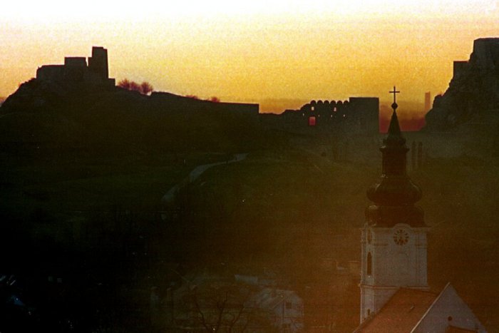Ilustračný obrázok k článku Bratislava zabodovala: Získala grant na opravu hradu Devín. Dnes došlo k slávnostnému podpisu zmlúv