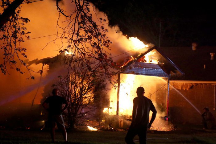 Ilustračný obrázok k článku Ničivý požiar pred rodinným domom: V plameňoch sa najskôr ocitlo auto, potom aj prístrešok