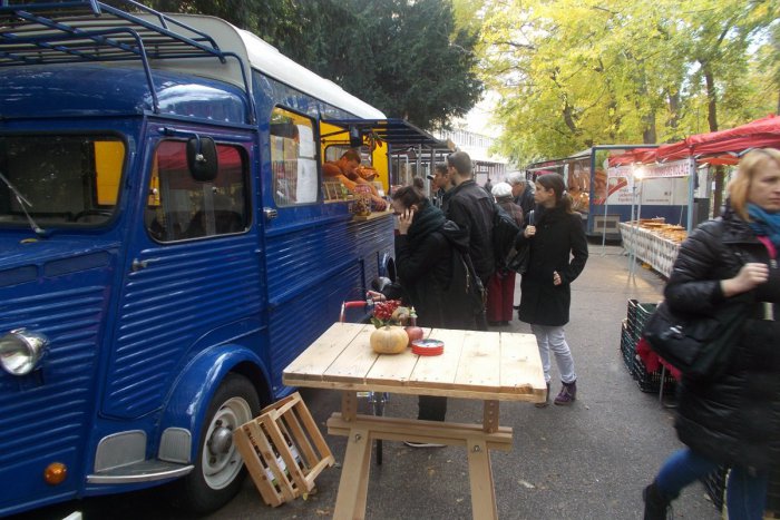 Ilustračný obrázok k článku Modrý autobus, ktorý ponúka originálne pokrmy. Chalani z Poľnej poňali gastronómiu trochu inak