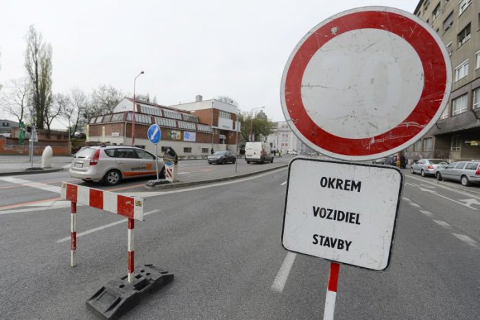 Ilustračný obrázok k článku Vodiči pozor! Karadžičova ulica bude v apríli čiastočne uzavretá hneď niekoľkokrát. Dôvodom je výstavba Twin City