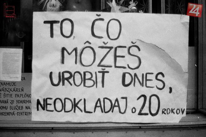 Ilustračný obrázok k článku Pamätáte? Výklady nitrianskych obchodov boli plné hesiel za slobodu, FOTO