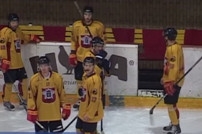 Ilustračný obrázok k článku VIDEO: Šok  na topoľčianskom ľade, rozhodca ukončil zápas skôr než začal!