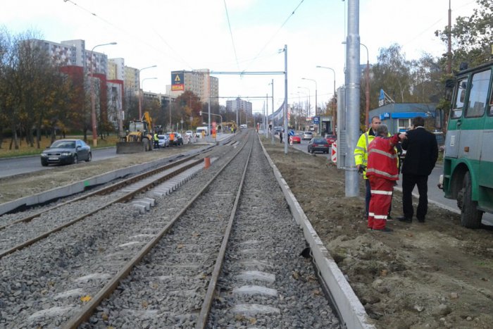 Ilustračný obrázok k článku Obyvatelia Dúbravky sa budú môcť odviesť električkou po zmodernizovanej trati až v piatok