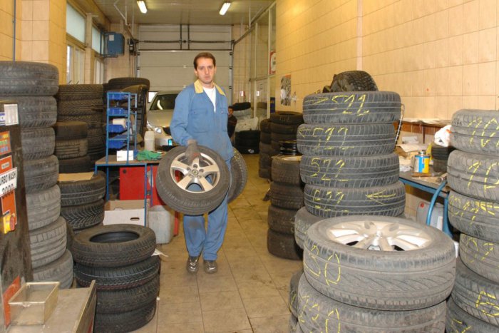Ilustračný obrázok k článku Neznámy zlodej sa ulakomil na 40 kusov nových pneumatík