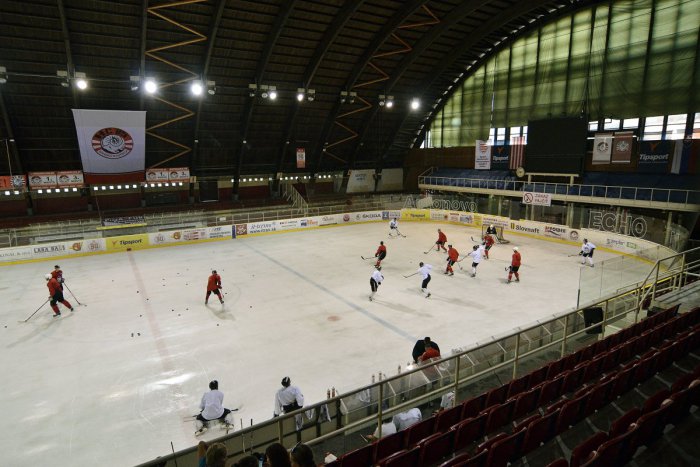 Ilustračný obrázok k článku V Banskej Bystrici si uctíme pamiatku Mira Hlinku: Na ľad vykorčuľujú veľké hokejové mená!