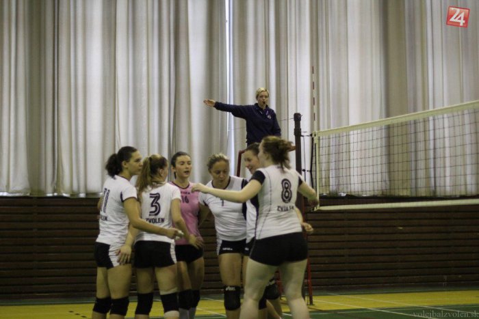 Ilustračný obrázok k článku Množstvo fanúšikov, skvelá divácka kulisa: Zvolenčanky privítali v derby hráčky Krupiny