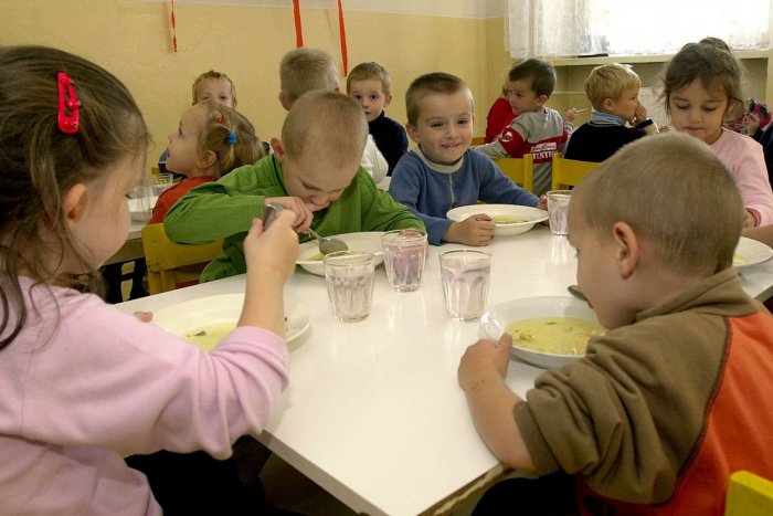 Ilustračný obrázok k článku Deti zo sociálne slabších rodín v Petržalke dostávajú dotácie na desiatu aj obed