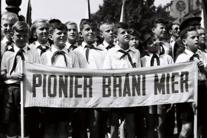 Ilustračný obrázok k článku 25 rokov po novembri: Čím žili bratislavskí pionieri v roku 1989?
